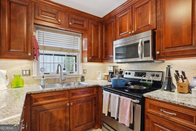 73 La Rue Place NW, Atlanta, GA 30327