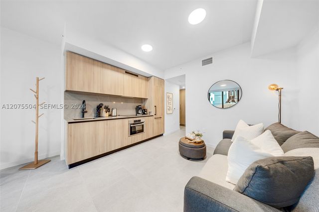 121 NE 5th St 707, Miami, FL 33132