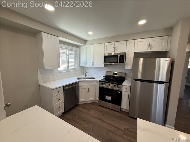 23541 Elmira Street, St. Clair Shores, MI 48082