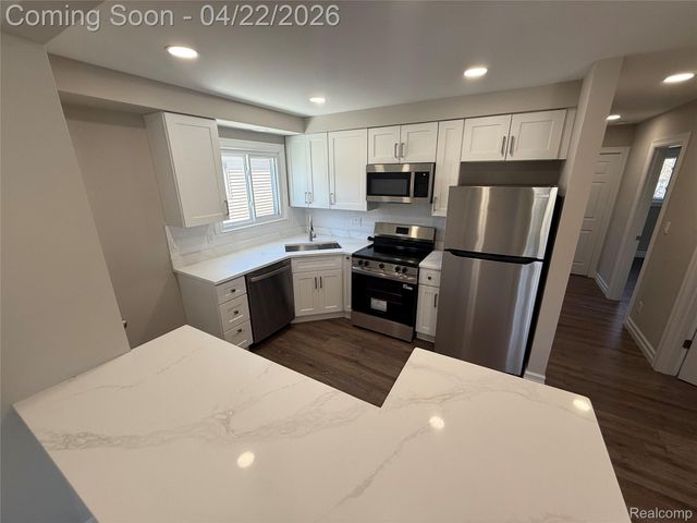 23541 Elmira Street, St. Clair Shores, MI 48082