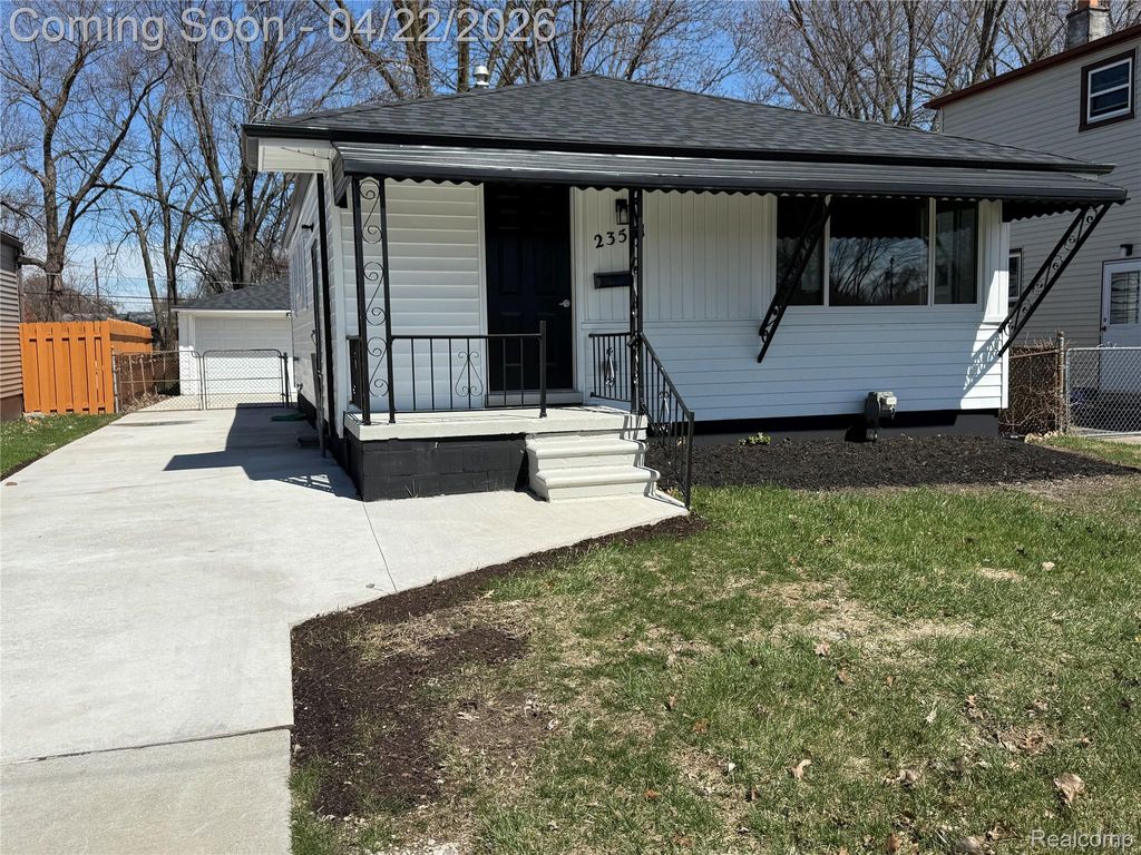 23541 Elmira Street, St. Clair Shores, MI 48082