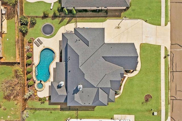 2800 Sandstone Ridge, Edmond, OK 73034