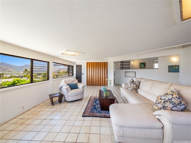 111 Polihale Place, Honolulu, HI 96825