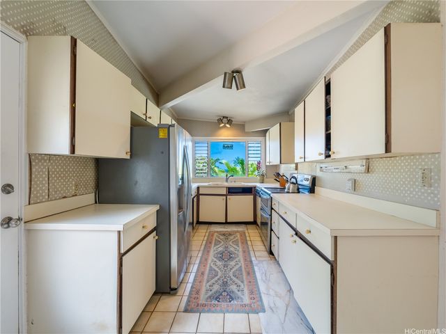 111 Polihale Place, Honolulu, HI 96825