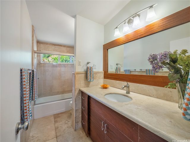 111 Polihale Place, Honolulu, HI 96825