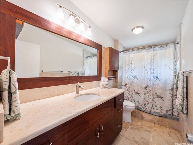 111 Polihale Place, Honolulu, HI 96825
