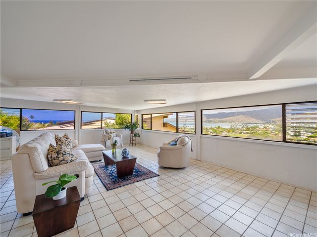 111 Polihale Place, Honolulu, HI 96825