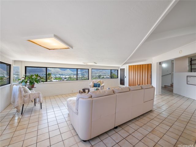 111 Polihale Place, Honolulu, HI 96825