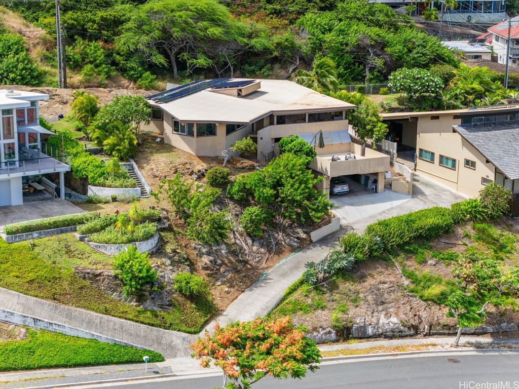 111 Polihale Place, Honolulu, HI 96825