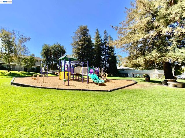 92 Hemlock Ln, Milpitas, CA 95035
