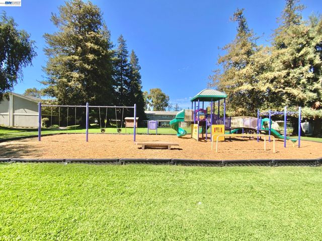 92 Hemlock Ln, Milpitas, CA 95035
