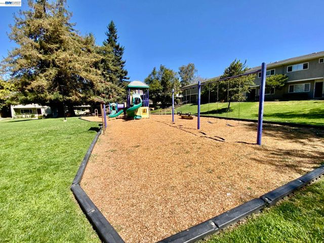 92 Hemlock Ln, Milpitas, CA 95035