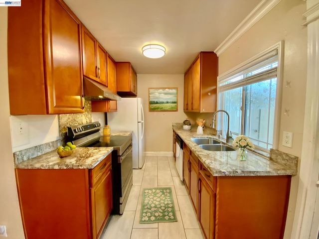 92 Hemlock Ln, Milpitas, CA 95035