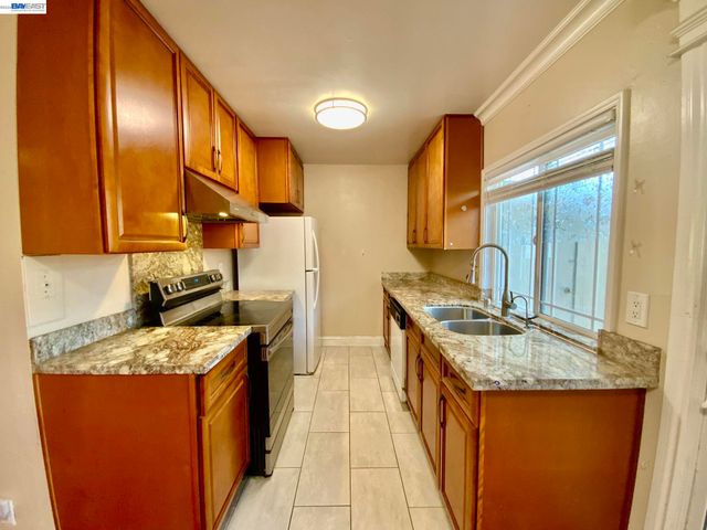 92 Hemlock Ln, Milpitas, CA 95035