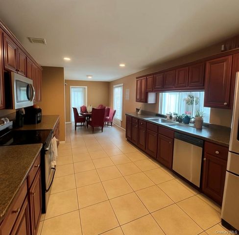 7 Carston Street W, Selden, NY 11784