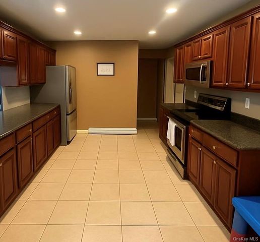 7 Carston Street W, Selden, NY 11784