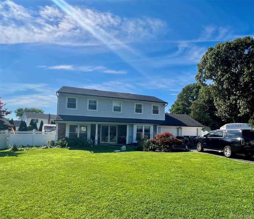7 Carston Street W, Selden, NY 11784