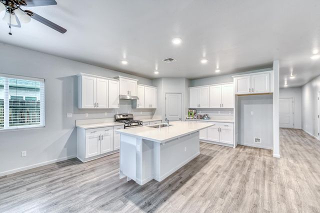 1391 Shoreside Drive, Madera, CA 93637