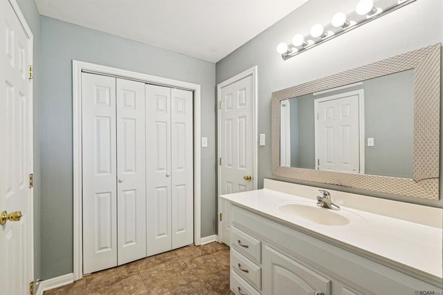 10437 Rogers B Rd, St Amant, LA 70774