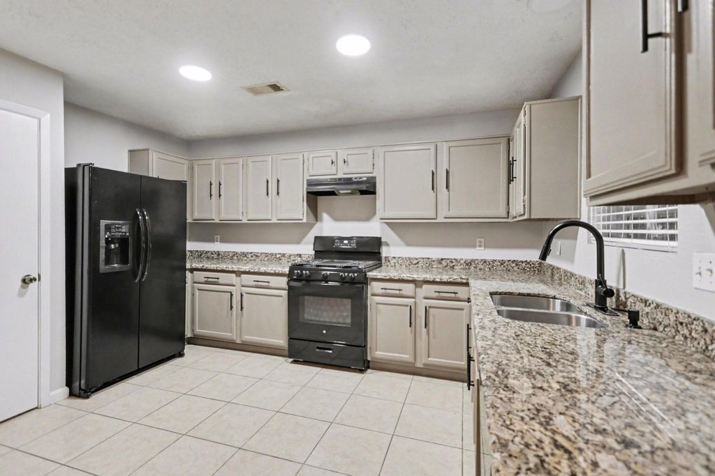 2450 Blackridge Road, Houston, TX 77067