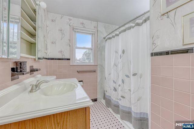 105 Arnot Place, Paramus, NJ 07652