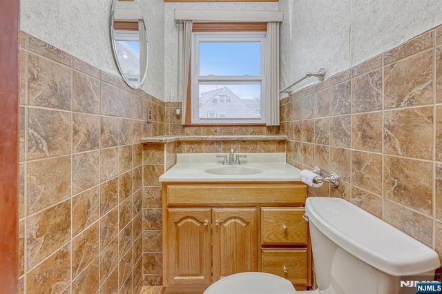 105 Arnot Place, Paramus, NJ 07652
