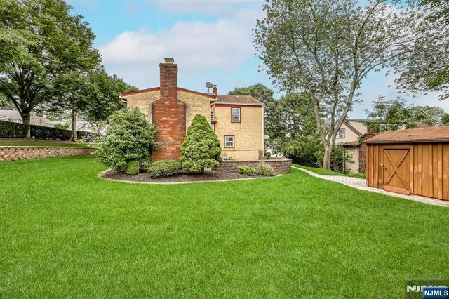 105 Arnot Place, Paramus, NJ 07652