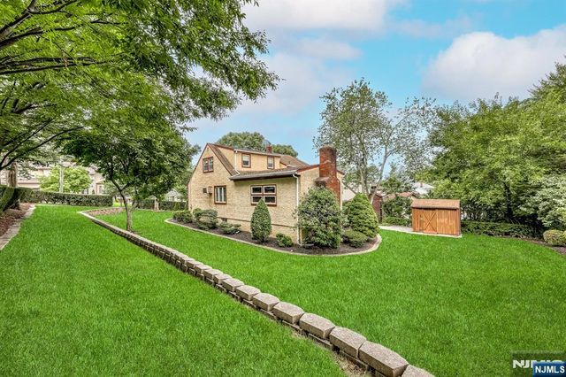 105 Arnot Place, Paramus, NJ 07652