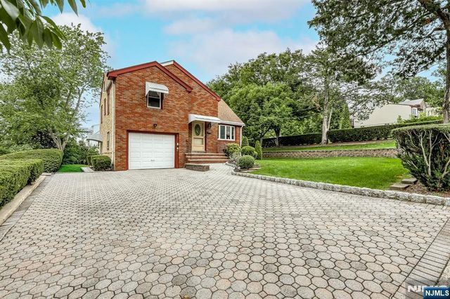 105 Arnot Place, Paramus, NJ 07652