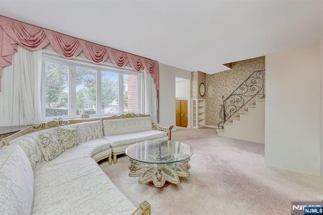 105 Arnot Place, Paramus, NJ 07652