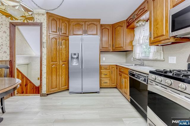 105 Arnot Place, Paramus, NJ 07652