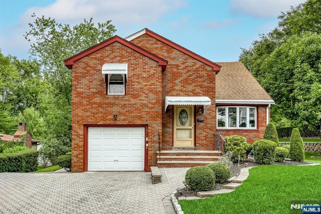 105 Arnot Place, Paramus, NJ 07652