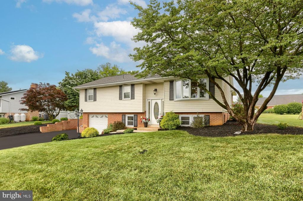 1824 RHODA AVE, Mount Joy, PA 17552