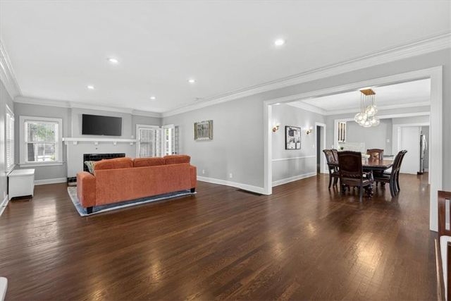 5850 Brookside Boulevard, Kansas City, MO 64113