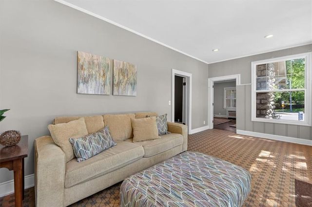 5850 Brookside Boulevard, Kansas City, MO 64113