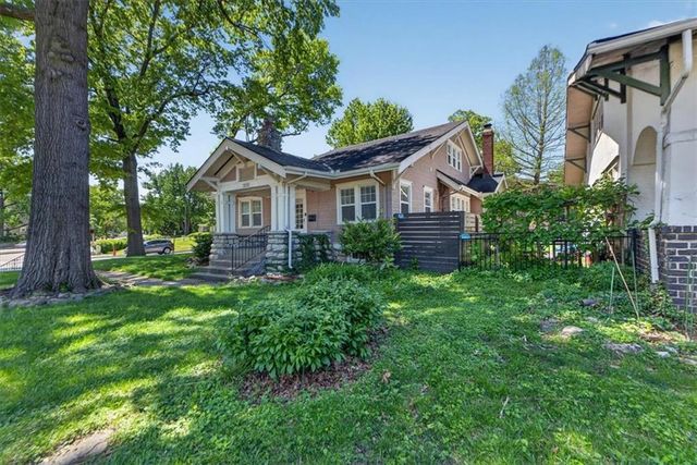 5850 Brookside Boulevard, Kansas City, MO 64113