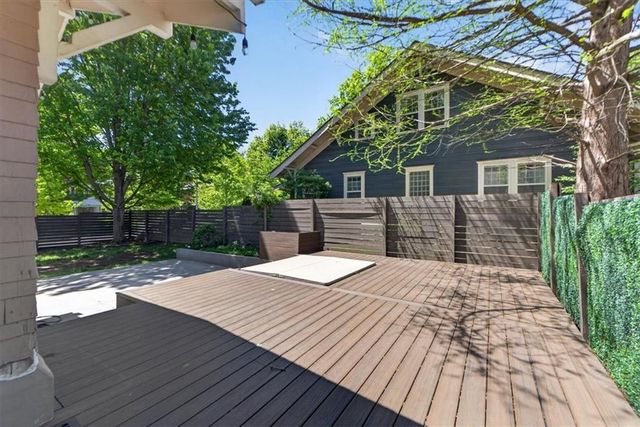 5850 Brookside Boulevard, Kansas City, MO 64113