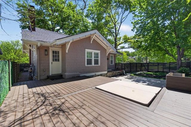 5850 Brookside Boulevard, Kansas City, MO 64113