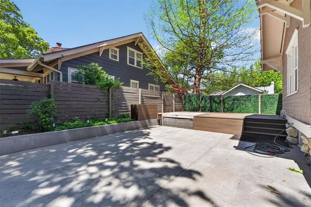 5850 Brookside Boulevard, Kansas City, MO 64113