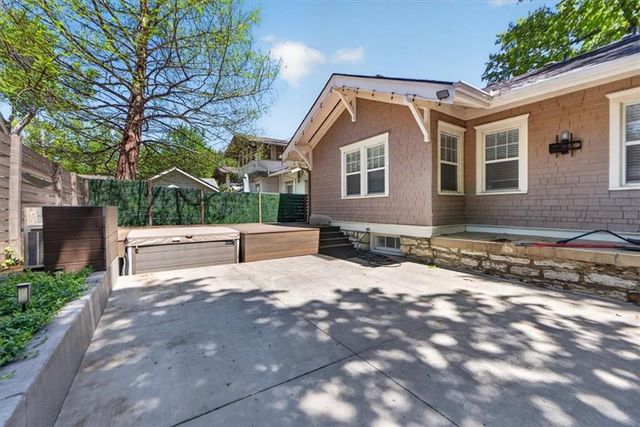 5850 Brookside Boulevard, Kansas City, MO 64113