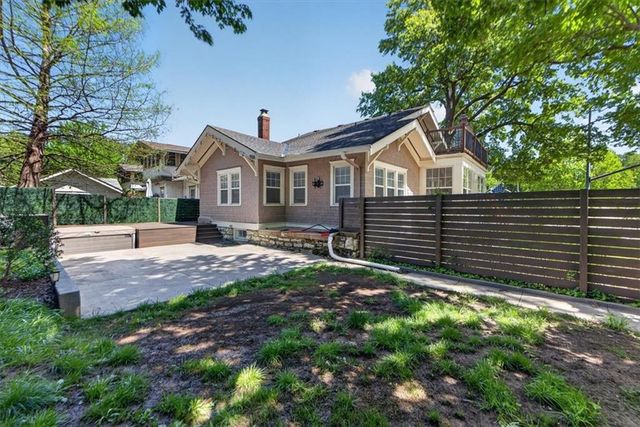 5850 Brookside Boulevard, Kansas City, MO 64113