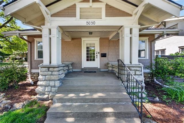 5850 Brookside Boulevard, Kansas City, MO 64113