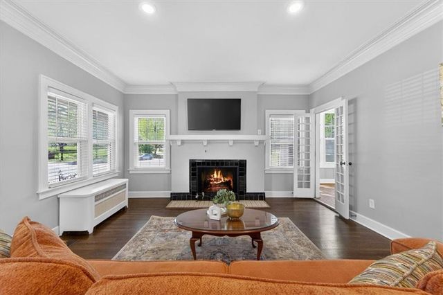 5850 Brookside Boulevard, Kansas City, MO 64113