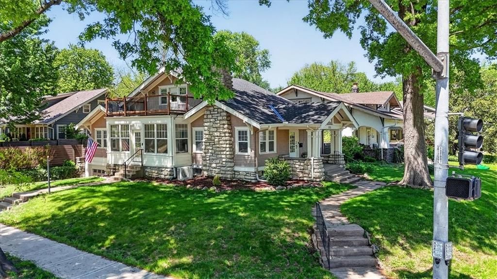 5850 Brookside Boulevard, Kansas City, MO 64113