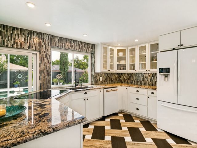 1409 Forestglen Drive, Lewisville, TX 75067