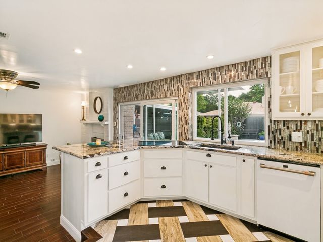 1409 Forestglen Drive, Lewisville, TX 75067