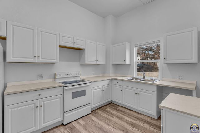 2012 SW 10th Ave, Topeka, KS 66604