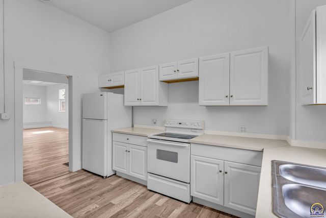 2012 SW 10th Ave, Topeka, KS 66604