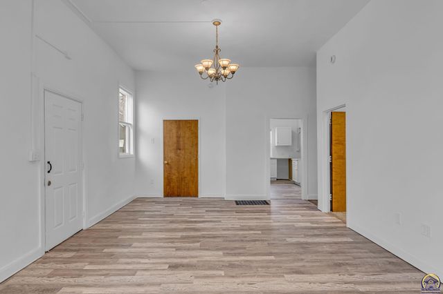 2012 SW 10th Ave, Topeka, KS 66604