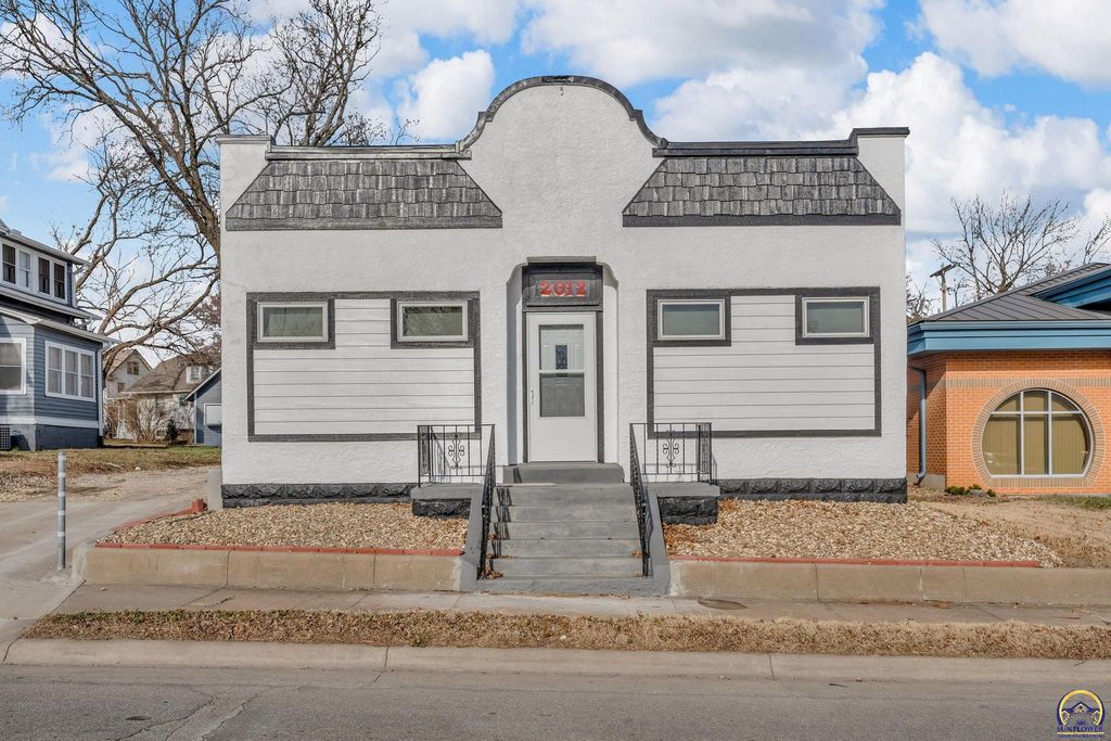 2012 SW 10th Ave, Topeka, KS 66604